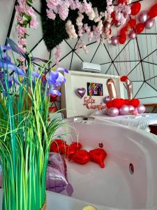 bañera blanca con jarrón de flores en Eco Cabañas Montana, en Santa Helena