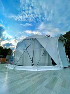 una tienda blanca sentada en la azotea en Eco Cabañas Montana, en Santa Helena