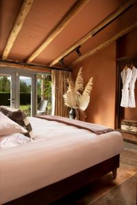 a bedroom with a large bed and a window at Cuesta Serena Boutique Hotel in Huaraz