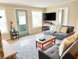 uma sala de estar com dois sofás e uma televisão em Goldberry Woods- A Modern Farm Resort em Union Pier