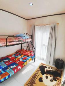 Bunk bed o mga bunk bed sa kuwarto sa Bumi Dieng Indah Village