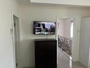 TV a/nebo společenská místnost v ubytování Mandeville ingleside luxury