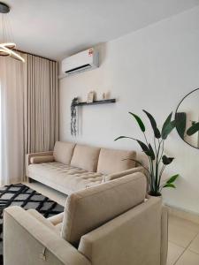 Khu vực ghế ngồi tại Skyview with Largest Unit Escape! 300mbps wifi and Netflix, High Floor