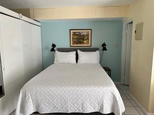 מיטה או מיטות בחדר ב-Beryls Montego Bay