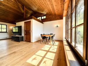 uma sala de jantar com uma mesa e algumas janelas em Vogelnest em Oberstaufen