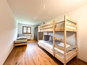 2 beliches num quarto com pisos em madeira em Vogelnest em Oberstaufen