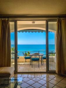 Una sala de estar con vista al mar. en Condominio Estilo Mexicano en la playa, en La Paz