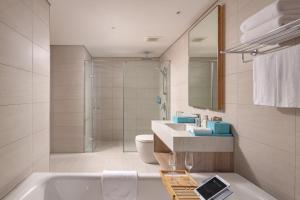 Bilik mandi di Luxury 5 Star A La Carte Residence Ha Long