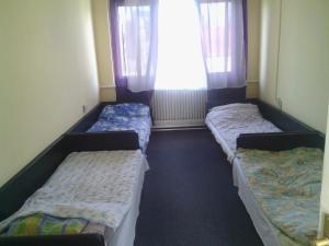 Centrum Panzió tesisinde bir odada yatak veya yataklar
