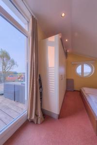 een kleine kamer met een groot raam en een bed bij Eisvogel Classic 217 in Granzow