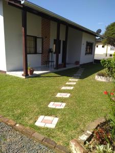 een tuin met stapstenen voor een huis bij Cantinho aconchegante in Timbó