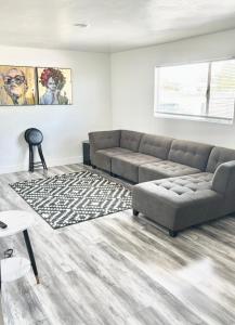 A seating area at Cozy and Spacious Home