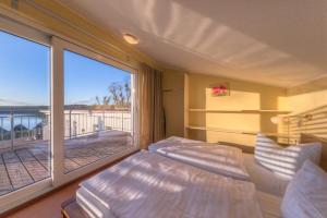 Postel nebo postele na pokoji v ubytování Eisvogel Classic 304 + 20 fotografií