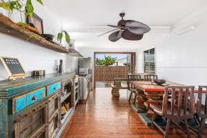 uma cozinha com uma mesa e uma sala de jantar em Vila Paus Dua - Beachfront Hervey Bay em Hervey Bay