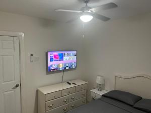 um quarto com uma cama e uma televisão na parede em Mandeville ingleside luxury em Mandeville