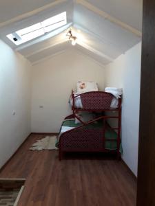 a room with a bunk bed in a room at Casa Turistica Las Tunas in Sicuani