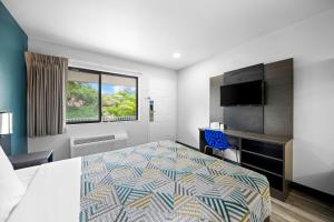 Cette chambre comprend un lit et une télévision à écran plat. dans l'établissement Motel 6-Monterey, CA, à Monterey