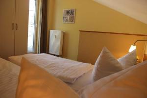 una camera d'albergo con due letti e una finestra di Schneeeule 209 a Granzow