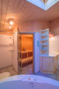 y baño con bañera, aseo y lavamanos. en Seeschwalbe 32, en Mirow