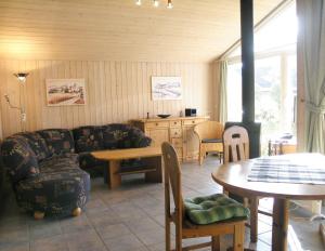 - un salon avec un canapé et une table dans l'établissement Seeschwalbe 99, à Mirow