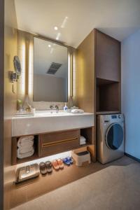 A bathroom at Changsha Zealandia Serviced Apartment