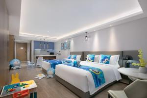 A bed or beds in a room at Changsha Zealandia Serviced Apartment