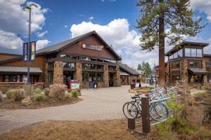 Un edificio con bicicletas estacionadas enfrente. en Mt View Lodge - Unit 21, en Sunriver