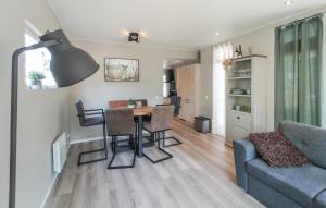 sala de estar con mesa de comedor y sofá en 2 Bedroom Stunning Home In Hellendoorn en Hellendoorn