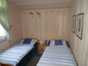2 Betten in einem kleinen Zimmer in der Unterkunft Seeschwalbe 198 in Mirow