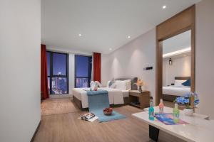 A bed or beds in a room at Changsha Zealandia Serviced Apartment