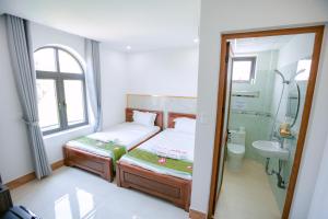 ALEX HOTEL AND SPA في An Bàn: غرفة صغيرة بها سرير ومغسلة
