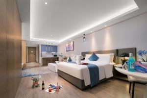 A bed or beds in a room at Changsha Zealandia Serviced Apartment