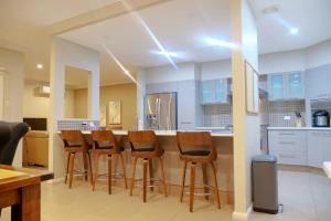 Gallery image of 6 Bedroom Beach & Lake Oasis in The Entrance +23 photos