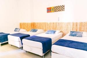 Un grupo de 4 camas en una habitación en Palace Beach Hostel en Río de Janeiro