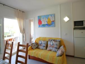 ein Wohnzimmer mit einer Couch und einem Fenster in der Unterkunft Apartamento acogedor con piscina, WiFi y garaje cerca de la playa de La Farella, Llançà - ES-228-8 in Llança