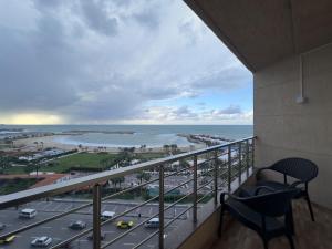 balcón con vistas al océano y a la autopista en Nabeel Homes Boutique Hotel - G2 en Alexandría