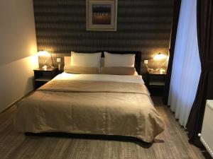 Un pat sau paturi într-o cameră la Hotel Mimoza