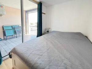 Ένα ή περισσότερα κρεβάτια σε δωμάτιο στο Appartement Le Grau-du-Roi, 2 pièces, 6 personnes - FR-1-717-70