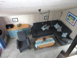 uma sala de estar com um sofá e uma mesa em Wildgans 114 em Mirow