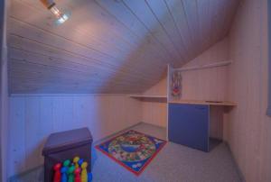 um quarto no sótão com um quarto com um pequeno frigorífico em Wildgans 130 em Mirow