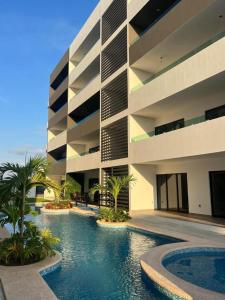 ein Gebäude mit einem Swimmingpool vor einem Gebäude in der Unterkunft Loft de lujo con 9 albercas y vistas al campo de golf in Mazatlán