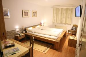 Un pat sau paturi într-o cameră la Hotel Paradis-Leukerbad-Therme