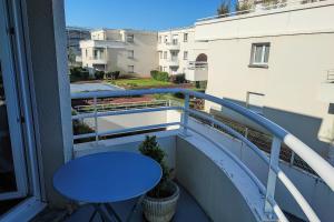 Balcony o terrace sa Large studio in the heart of Caen