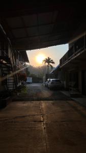 的住宿－Hotel Esperanza，远处一个空的停车场,有日落
