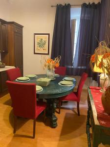 comedor con mesa y sillas rojas en Large Three Bedroom, Center of Old Town, en Dubrovnik