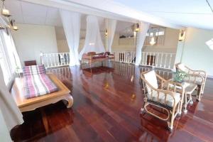 - un salon doté de parquet et de chaises dans l'établissement Visas Seaview villa บ้านวิเศษ Pranburi, à Ban Pru Yai 4 autres photos