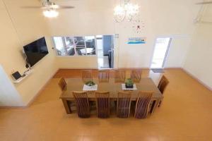 une salle à manger avec une table et des chaises dans l'établissement Visas Seaview villa บ้านวิเศษ Pranburi, à Ban Pru Yai