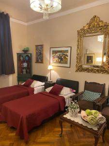 1 dormitorio con 2 camas y espejo en Large Three Bedroom, Center of Old Town en Dubrovnik