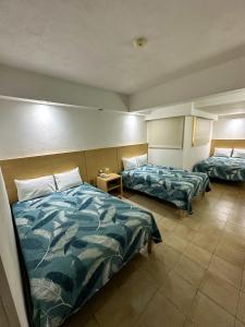a hotel room with two beds in a room at Hotel Nueva Zelanda in León