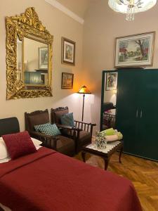 uma sala de estar com uma cama e um espelho em Large Three Bedroom, Center of Old Town em Dubrovnik